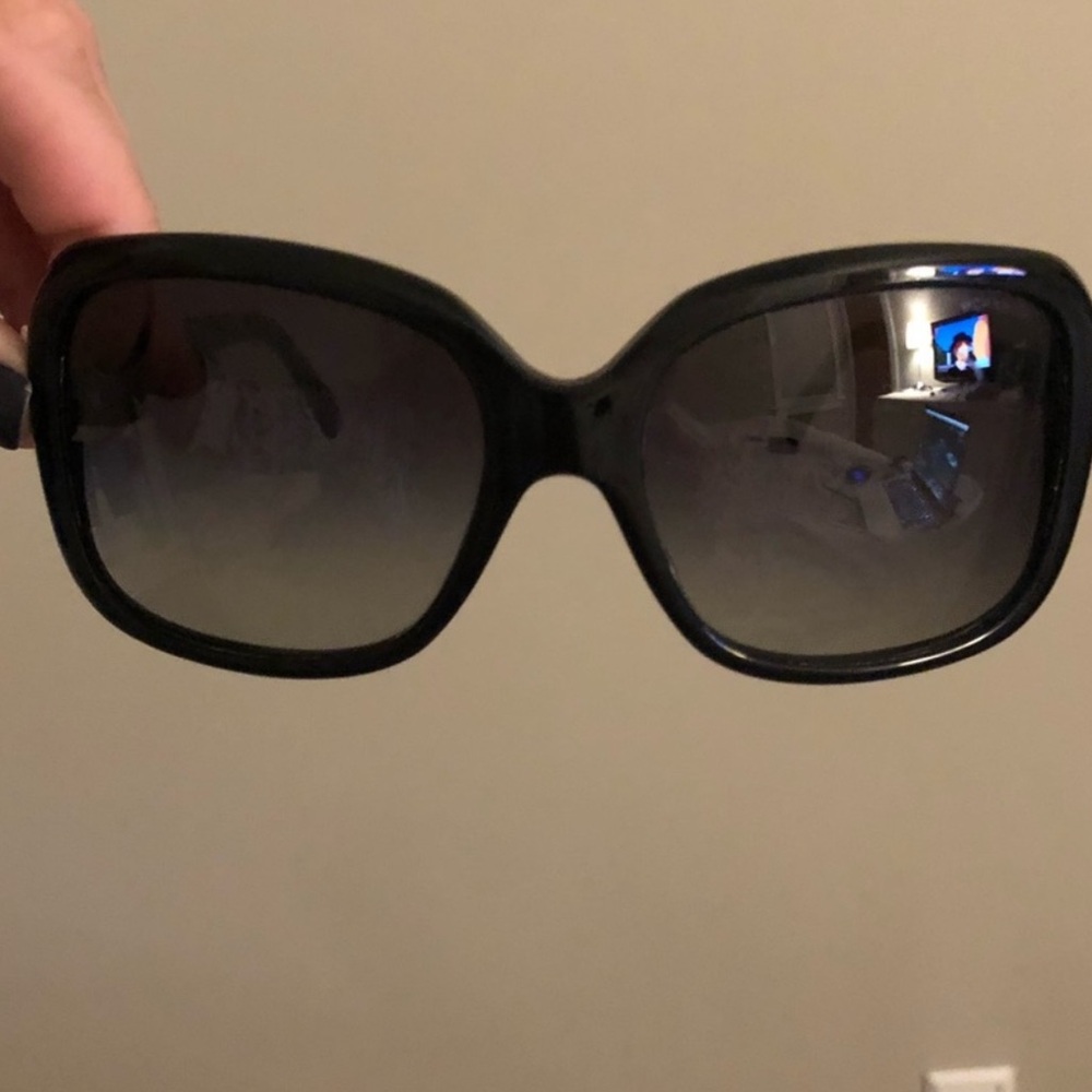 CHANEL Elegant Black Sunglasses - Picture 3 of 3